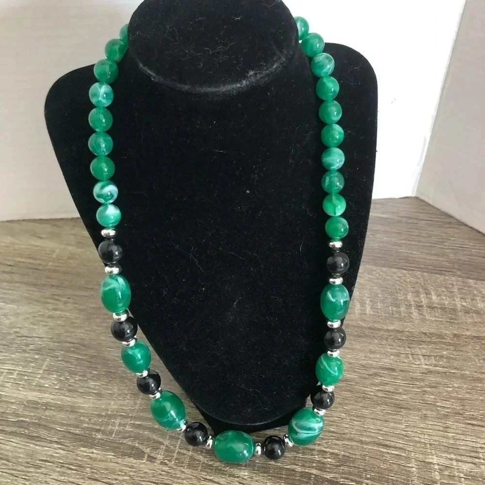 Vtg Green and Black Beaded Necklace